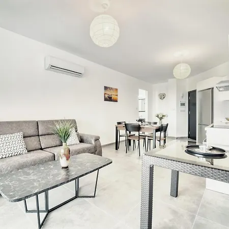 Aphrodite Beachfront Official Hotell 3*