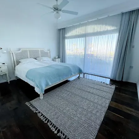 Aphrodite Beachfront Official 호텔